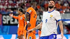Olivier Giroud (France) réagit après avoir manqué une occasion de marquer lors d'un match du groupe D entre les Pays-Bas et la France à l'Euro 2024 de football à Leipzig