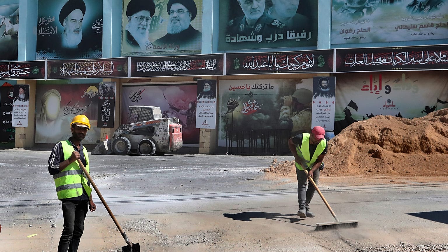 عمال ينظفون أحد شوارع قرية يارون 