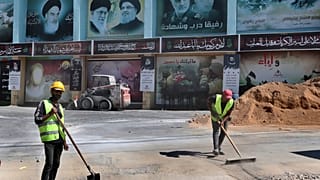 عمال ينظفون أحد شوارع قرية يارون