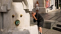 Ein Mann kühlt sich an einem öffentlichen Brunnen in Belgrad ab. 21. Juni 2024. 