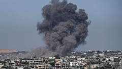El humo se eleva tras un ataque aéreo israelí en Rafah, Franja de Gaza, el 30 de mayo de 2024.