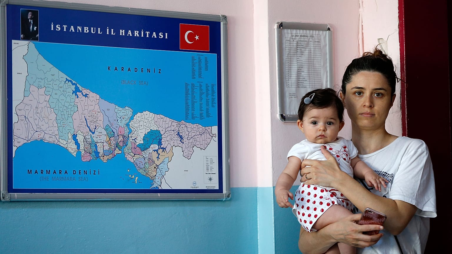 İstanbul'da bir kadın oy vermek için sandıkta beklerken kucağında bebeğiyle görüntüleniyor, 23 Haziran 2019 Pazar 
