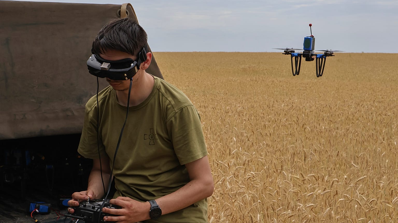 65'inci Tugay'a bağlı Gökyüzü Avcıları biriminden Ukraynalı bir asker, 14 Haziran 2024 Cuma günü Ukrayna'nın Zaporijya bölgesindeki cephe hattında bir drone kullanıyor. 