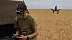 65'inci Tugay'a bağlı Gökyüzü Avcıları biriminden Ukraynalı bir asker, 14 Haziran 2024 Cuma günü Ukrayna'nın Zaporijya bölgesindeki cephe hattında bir drone kullanıyor. 