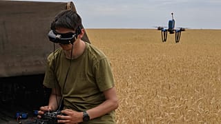 65'inci Tugay'a bağlı Gökyüzü Avcıları biriminden Ukraynalı bir asker, 14 Haziran 2024 Cuma günü Ukrayna'nın Zaporijya bölgesindeki cephe hattında bir drone kullanıyor. 