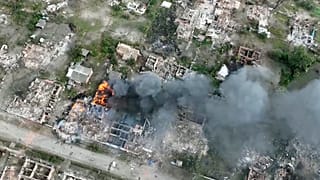 Vovchansk, sur la ligne de front nord-est de l'Ukraine, lors d'un bombardement intensif par les forces russes le 28 mai 2024.