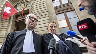 Die Verteidiger Nicolas Jeandin (links) und Robert Assael (rechts), verlassen das Gerichtsgebäude in Genf. 22. Juni 2024