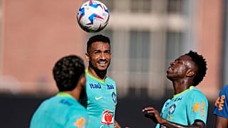 لاعبا المنتخب الوطني البرازيلي، دانيلو وفينيسيوس جونيور، أثناء التدريب قبل المباراة أمام كوستاريكا في لوس أنجلوس، الولايات المتحدة الأمريكية