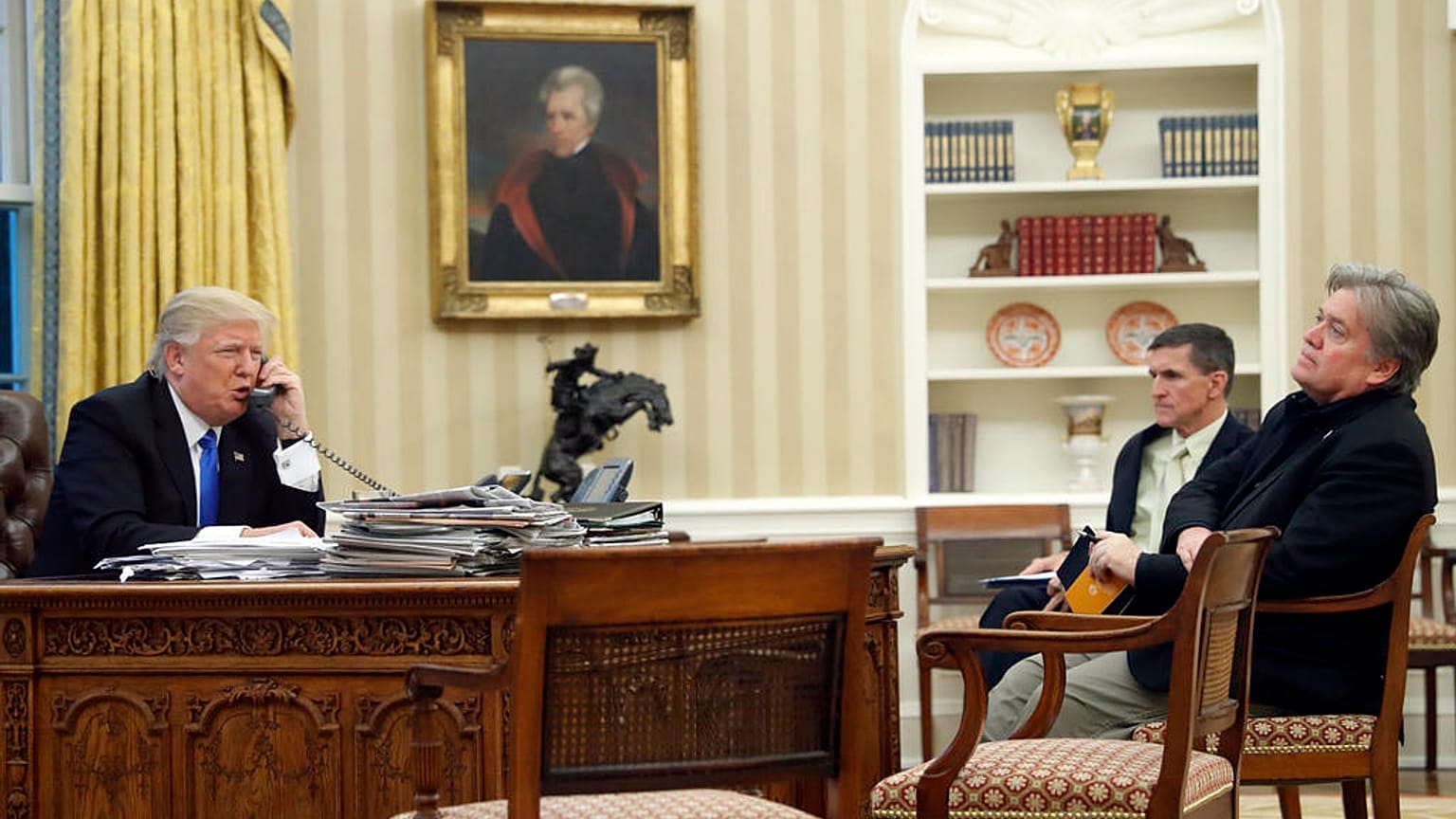 Trump, Mike Flynn nemzetbiztonsági főtanácsadó és Bannon - 2017 január 28.