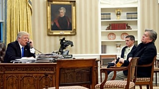 Trump, Mike Flynn nemzetbiztonsági főtanácsadó és Bannon - 2017 január 28.