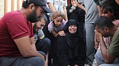 فلسطينيون يبكون على ذويهم الذين قتلوا في القصف الإسرائيلي الجمعة