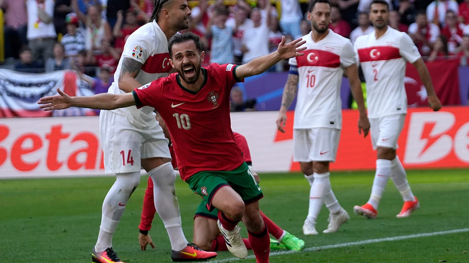 La joie du Portugais Bernardo Silva après son but face à la Turquie, 22 juin 2024.