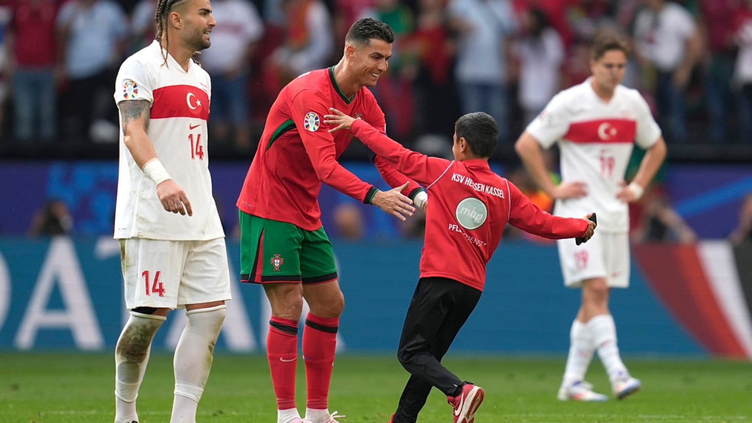 Christiano Ronaldo egy fiatal szurkolóval a Törökország ellen vívott eb-mérkőzésen