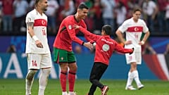 Christiano Ronaldo egy fiatal szurkolóval a Törökország ellen vívott eb-mérkőzésen