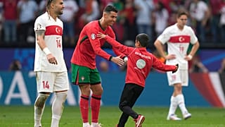 Christiano Ronaldo egy fiatal szurkolóval a Törökország ellen vívott eb-mérkőzésen