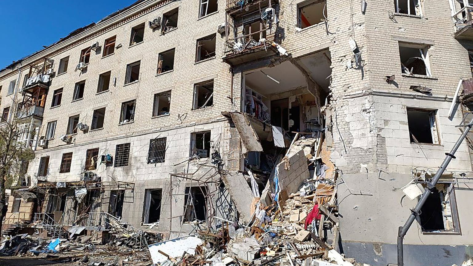 Imagen de un bloque de edificios gravemente dañado tras un ataque de las tropas de Rusia con bombas planeadoras.
