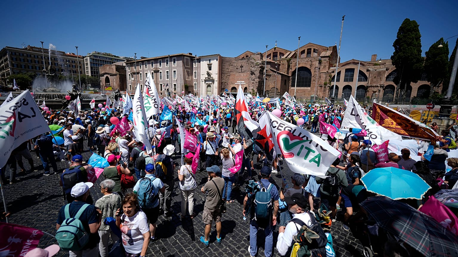 Aktivistler 22 Haziran 2024 Cumartesi günü Roma'da düzenlenen yaşam ve aile yanlısı geçit törenine katıldı. (AP Fotoğrafı/Andrew Medichini)