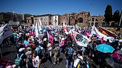 Aktivistler 22 Haziran 2024 Cumartesi günü Roma'da düzenlenen yaşam ve aile yanlısı geçit törenine katıldı. (AP Fotoğrafı/Andrew Medichini)