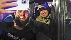 Jewgeni Prigoschin posiert für ein Foto mit einem Zivilisten nach der Übernahme des südlichen Militärbezirks in Rostow am Don, Russland.