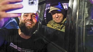 Yevgeny Prigozhin posa para una foto con un civil tras hacerse cargo del Distrito Militar Sur en Rostov del Don, Rusia.