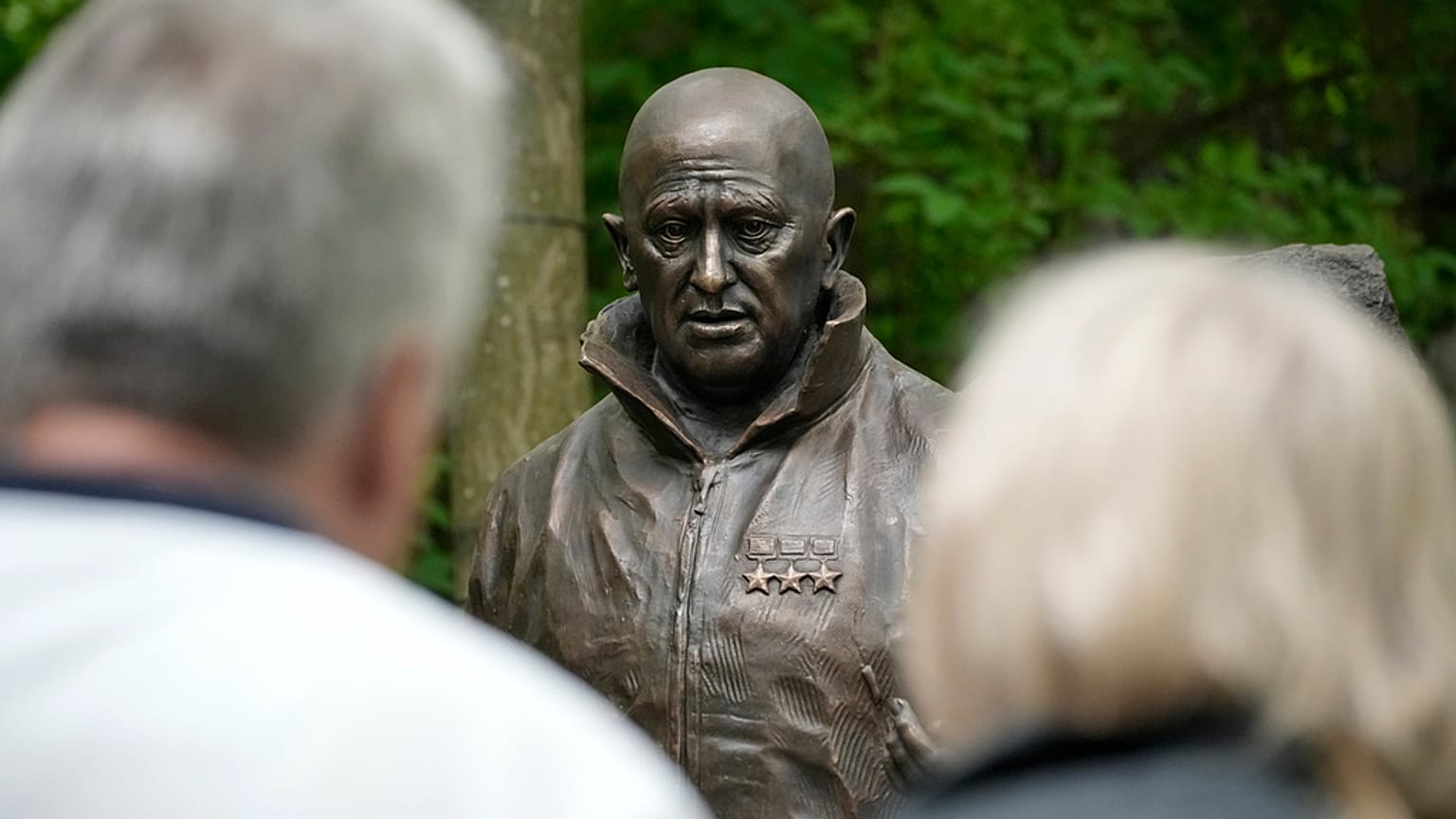 Una scultura di Evgeny Prigozhin a San Pietroburgo, Russia, 1 giugno 2024