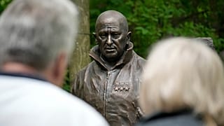 Una scultura di Evgeny Prigozhin a San Pietroburgo, Russia, 1 giugno 2024