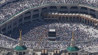 الحجاج المسلمون يطوفون حول الكعبة