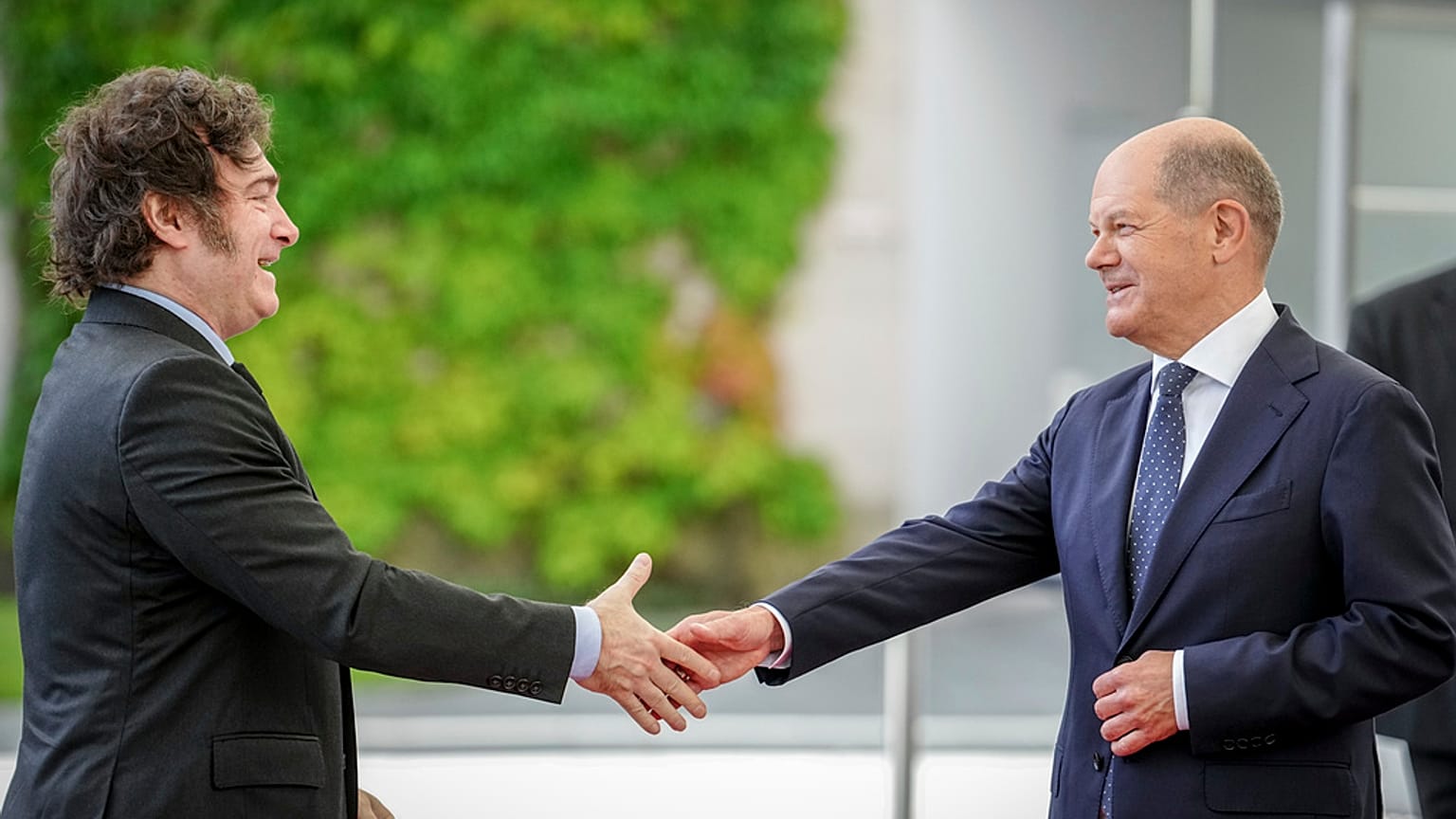 Olaf Scholz és Javier Milei kezet fognak - Berlin, 2024.06.23.