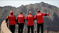 Imagen de varios bomberos que participan en las labores de búsqueda de un adolescente desaparecido en Tenerife.