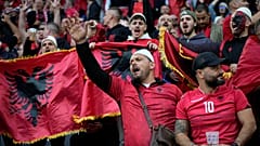 Albanien-Fans jubeln vor dem Spiel der Gruppe B zwischen Italien und Albanien bei der Euro 2024 in Dortmund, Deutschland, Samstag, 15. Juni 2024