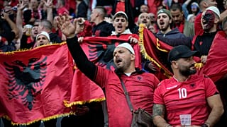 Os adeptos da Albânia aplaudem antes do jogo do Grupo B entre a Itália e a Albânia no torneio Euro 2024 em Dortmund, Alemanha, sábado, 15 de junho de 2024