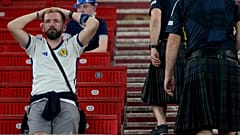 Schock für die schottischen Fans: In der 10. Minute der Verlängerung besiegelt ein Treffer von Csoboth das Ausscheiden der Schotten aus der EM.