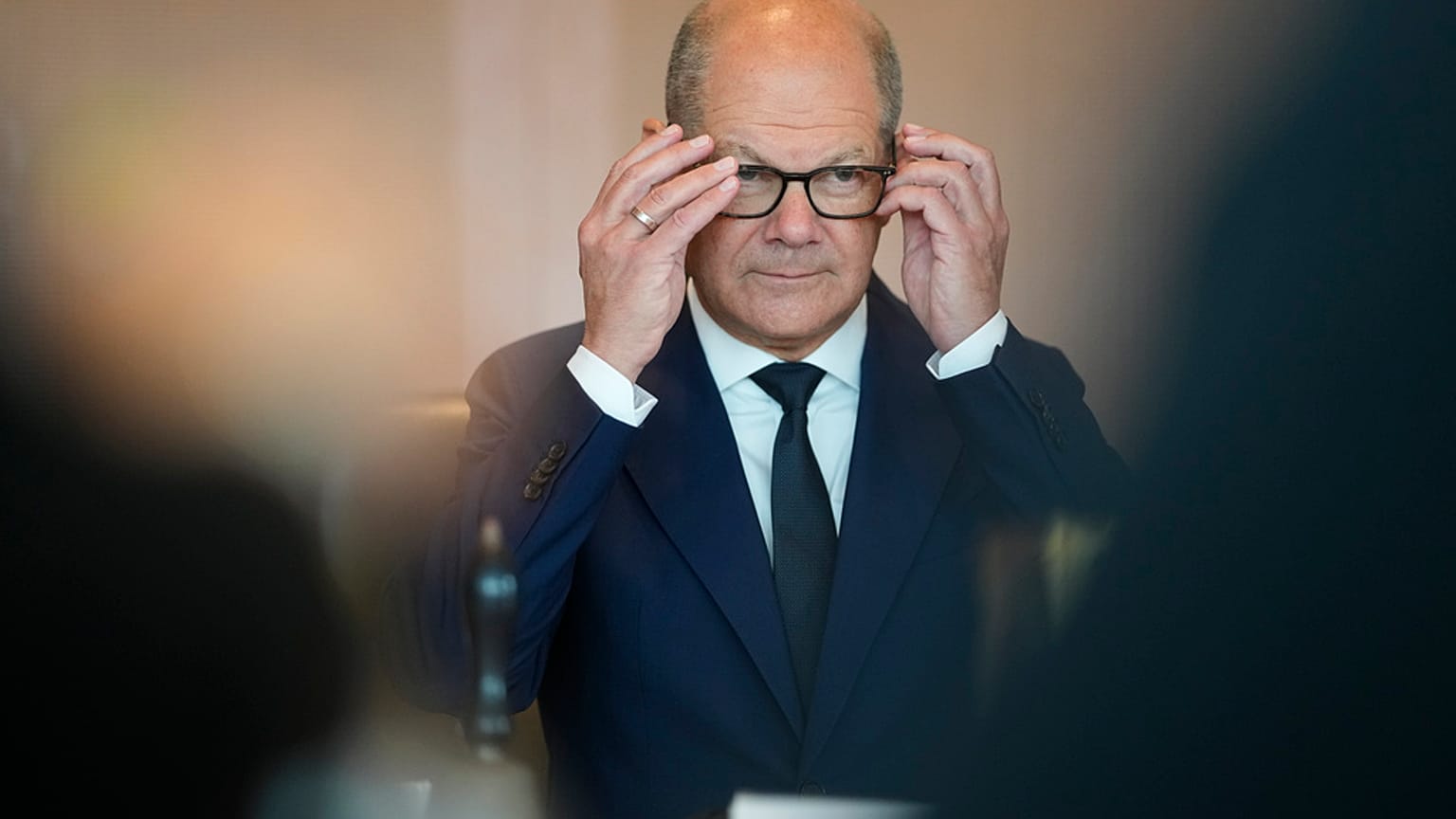 Il cancelliere Olaf Scholz aggiusta gli occhiali mentre arriva per la riunione del governo alla Cancelleria a Berlino, Germania, mercoledì 19 giugno 2024.