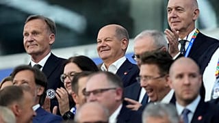 A kép közepén Olaf Scholz