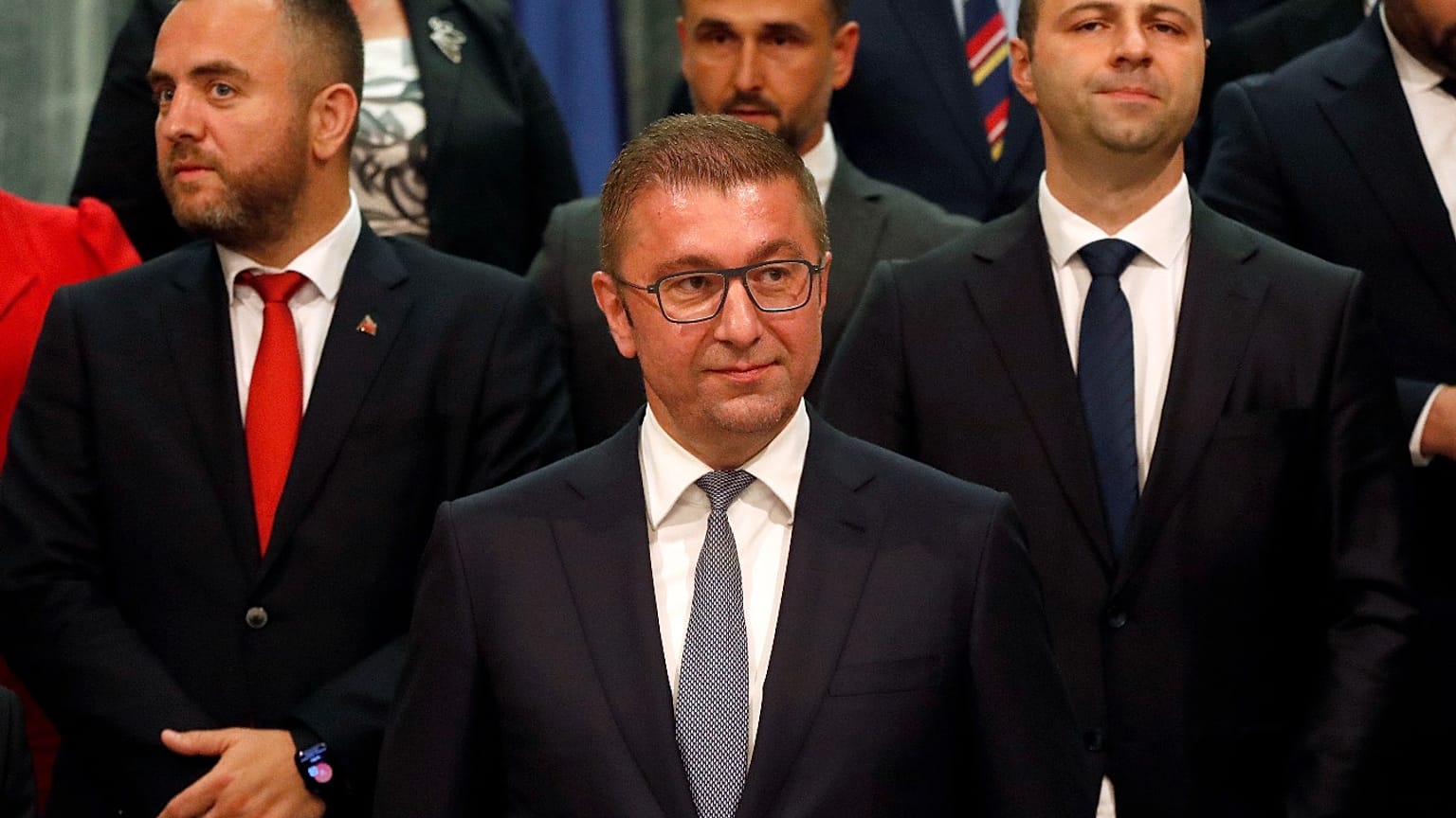 صورة تجمع هريستيجان ميكوسكي رئيس وزراء مقدونيا الشمالية الجديد وأعضاء من الحكومة