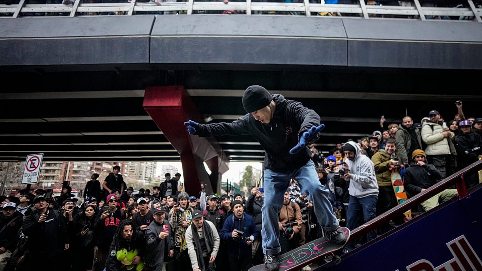Tausende von Skateboardern sind durch die Straßen von Santiago gezogen, um den Welt-Skateboarding-Tag zu feiern. 
