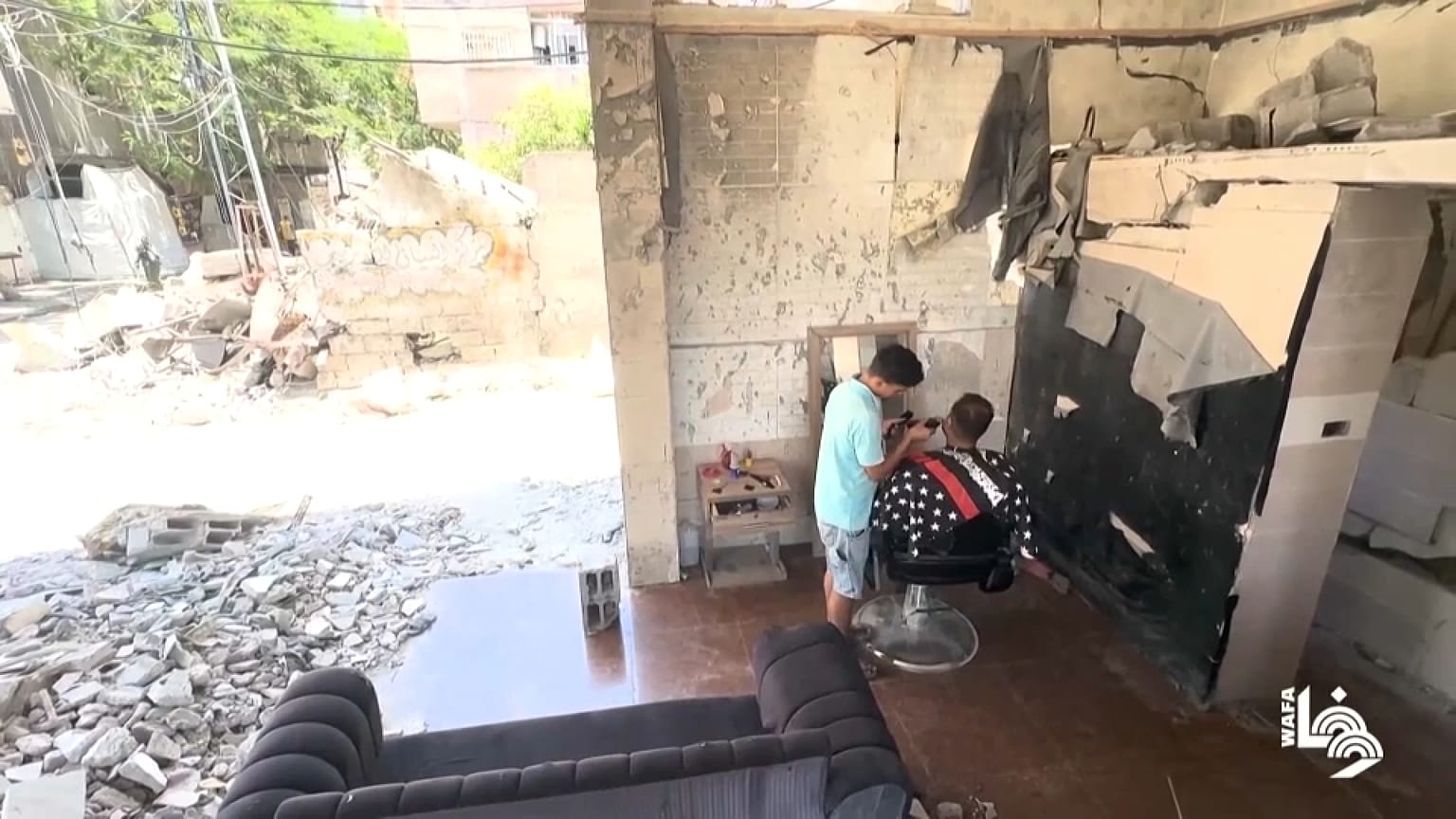 Палестинский парикмахер продолжает работать в своём салоне, полуразрушенном во время израильского наступления. 