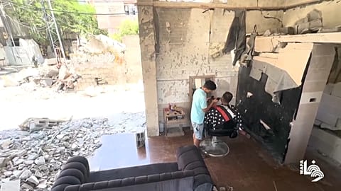 Палестинский парикмахер продолжает работать в своём салоне, полуразрушенном во время израильского наступления. 