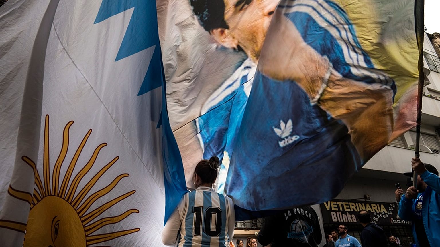 Los fanáticos de Maradona recuerdan a su héroe en Buenos Aires