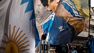 Los fanáticos de Maradona recuerdan a su héroe en Buenos Aires