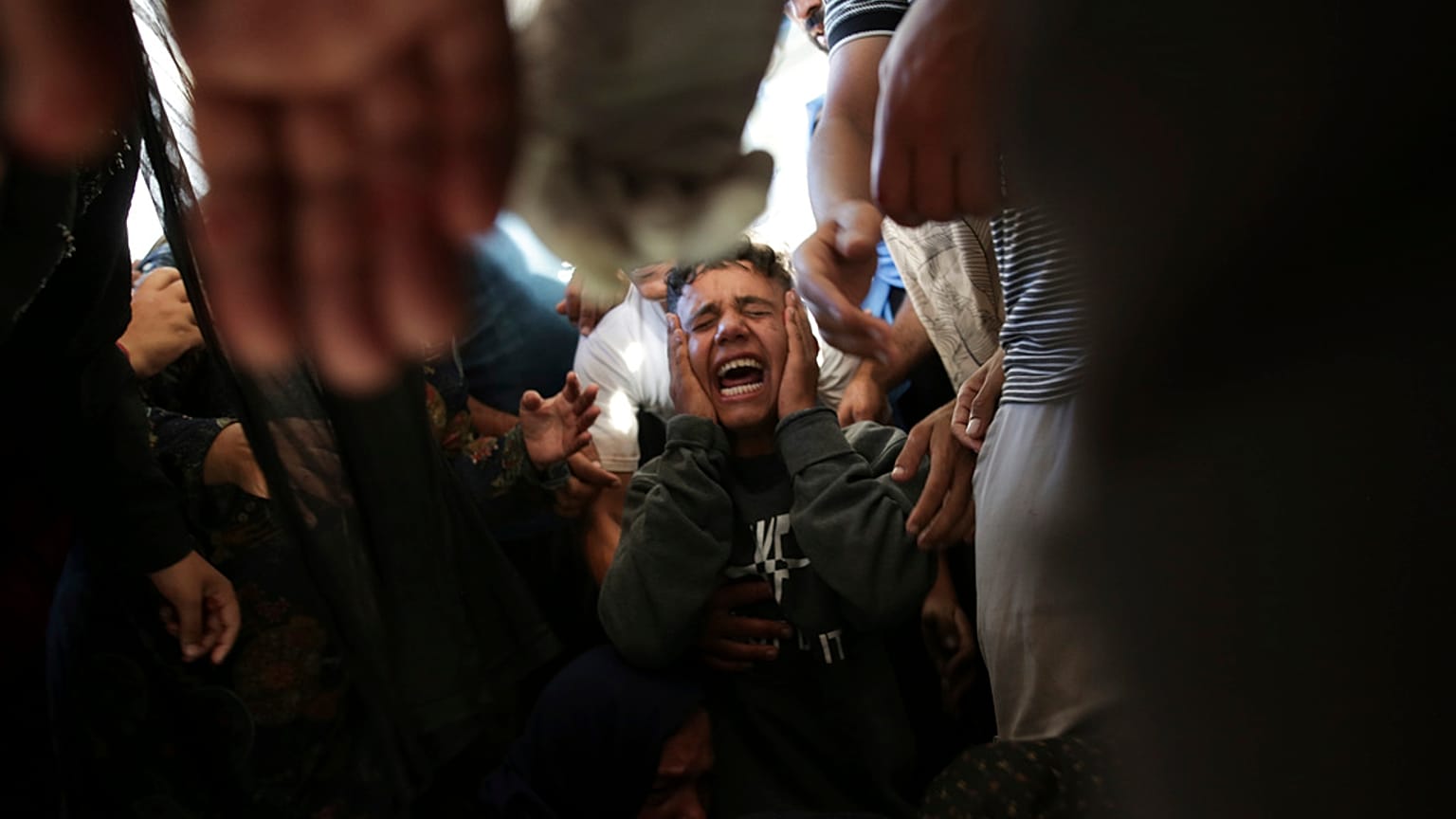 Palästinenser trauern um ihre Angehörigen, die bei der israelischen Bombardierung des Gazastreifens getötet wurden, Montag, 24. Juni 2024. 