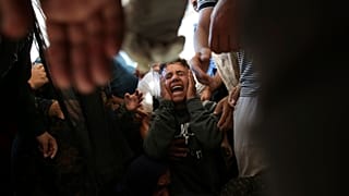 Palästinenser trauern um ihre Angehörigen, die bei der israelischen Bombardierung des Gazastreifens getötet wurden, Montag, 24. Juni 2024. 