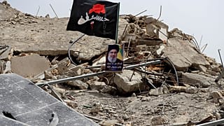 صورة الأمين العام لحزب الله اللبناني حسن نصر الله فوق أنقاض مبنى درته القوات الإسرائيلية في عيتا الشعب جنوب لبنان. 2024/05/27