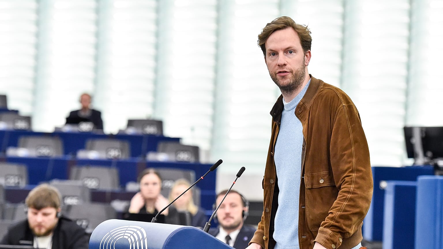 Ο Damian Boeselager του Volt μιλάει στο Ευρωπαϊκό Κοινοβούλιο τον Απρίλιο του 2024