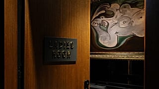 Obra de Picasso colgada en el aseo de mujeres de la galería Mona