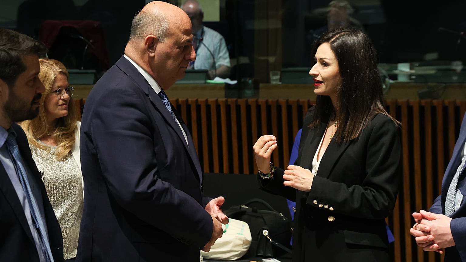 Ο νέος υπουργός Αγροτικής Ανάπτυξης της Ελλάδας, Κωνσταντίνος Τσιάρας, και η υπουργός Γεωργίας της Κύπρου, Μαρία Παναγιώτου