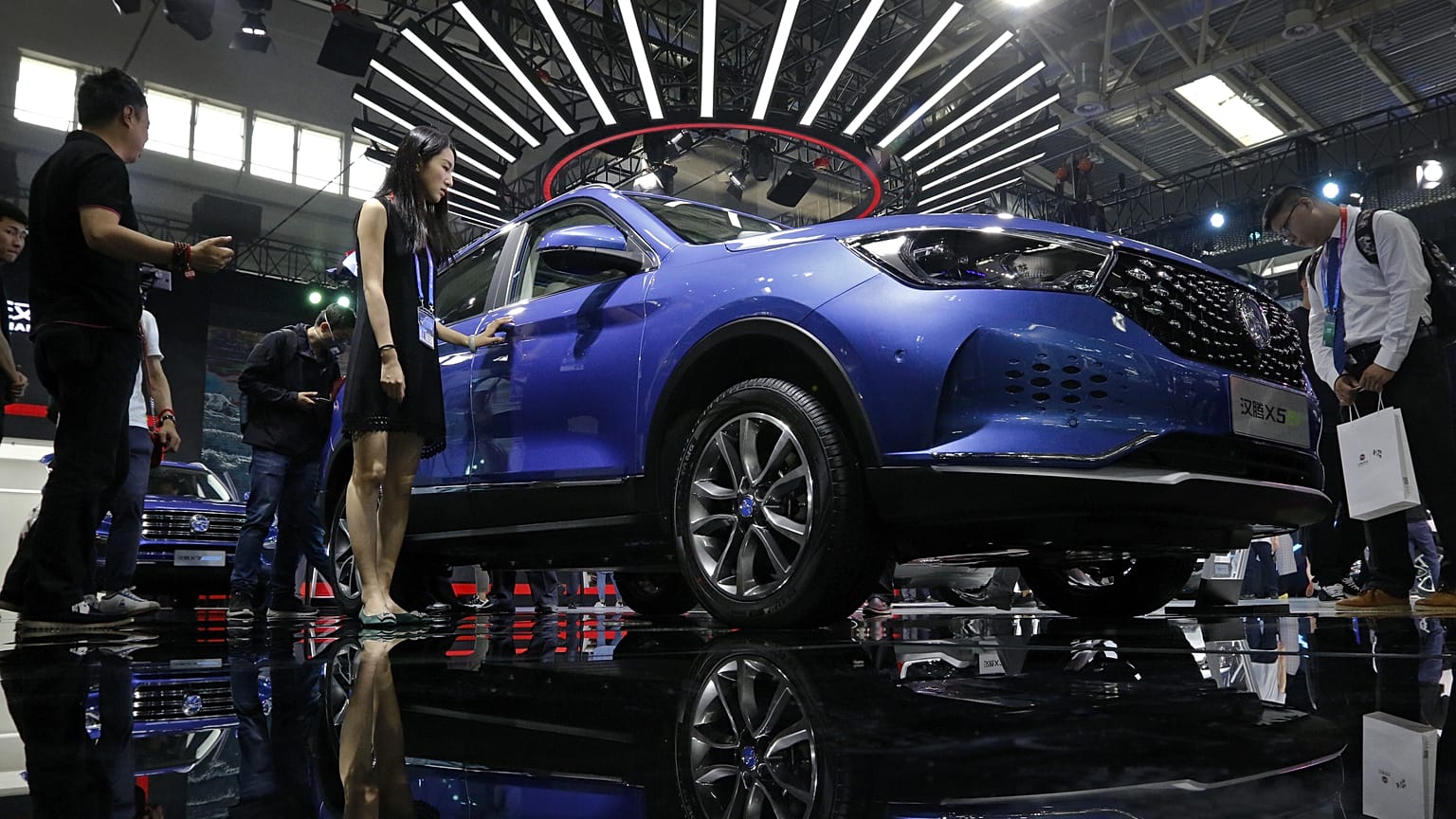 Gazeteciler ve ziyaretçiler, 26 Nisan 2018 Perşembe günü Pekin'de düzenlenen China Auto China fuarında sergilenen Çinli otomobil markası Hanteng X5 EV SUV'a bakıyor. 