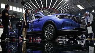 Gazeteciler ve ziyaretçiler, 26 Nisan 2018 Perşembe günü Pekin'de düzenlenen China Auto China fuarında sergilenen Çinli otomobil markası Hanteng X5 EV SUV'a bakıyor. 