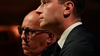 Eric Ciotti, à esquerda, presidente do partido conservador Les Republicains, e o presidente do partido de extrema-direita Rally Nacional, Jordan Bardella, participam numa reunião com os empresários franceses