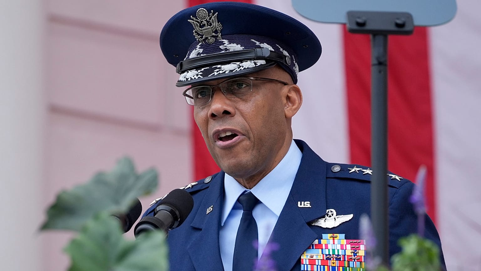 General CQ Brown, 27 Mayıs 2024 Pazartesi günü Arlington Ulusal Mezarlığı'nda düzenlenen 156. Ulusal Anma Günü Anma Töreni'nde konuşuyor.